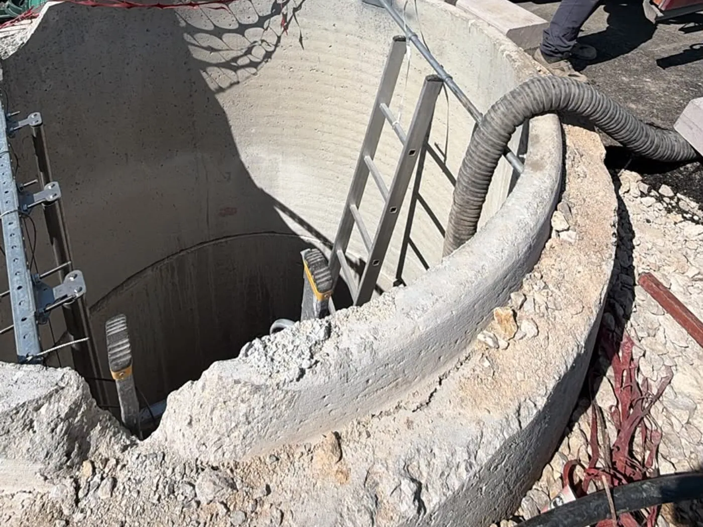 Derin rögar yapısında vidanjörle tahliye hazırlığı