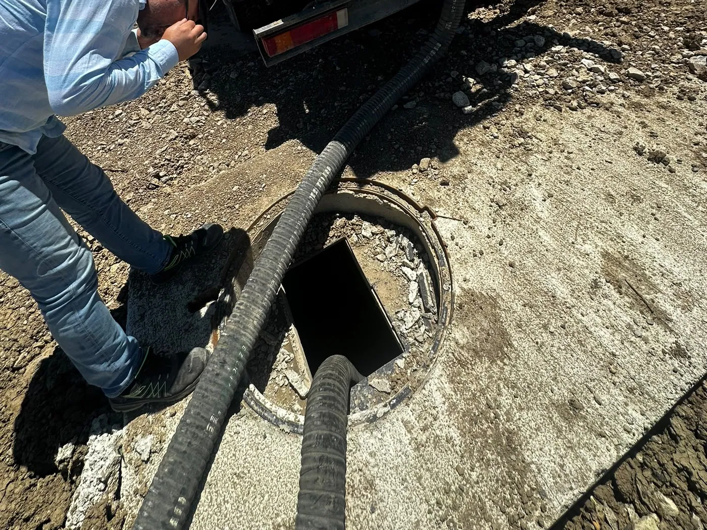 Rögar ağzında vakum hortumuyla temizlik