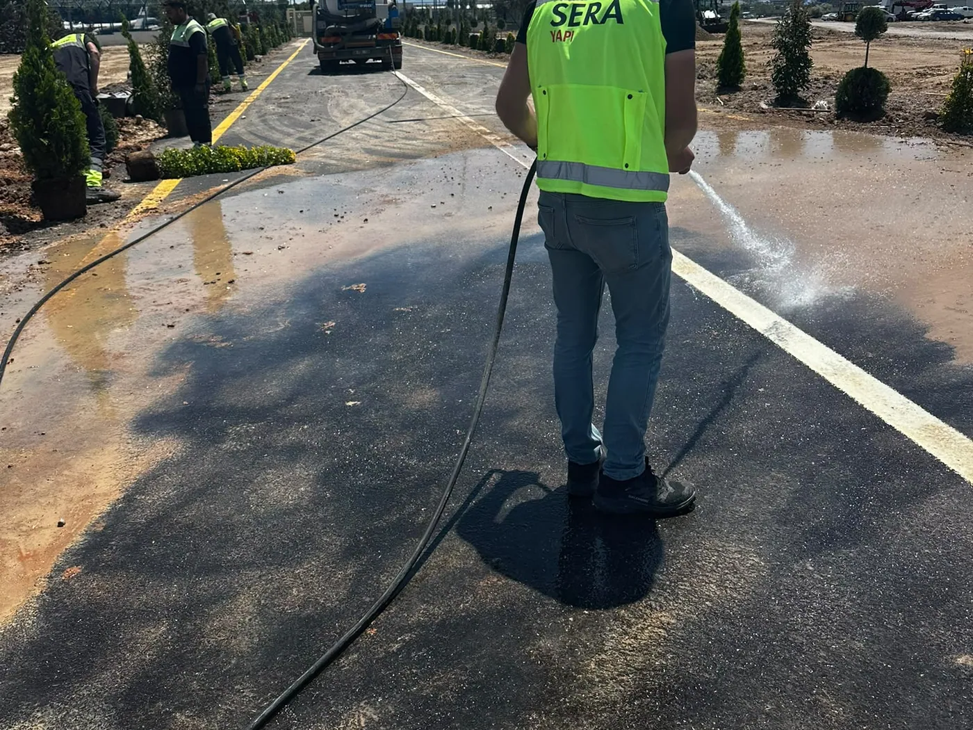 Ekip tarafından yürütülen saha yüzeyi temizliği