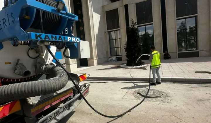 Basınçlı ekipmanla kanal açma ve yıkama çalışması