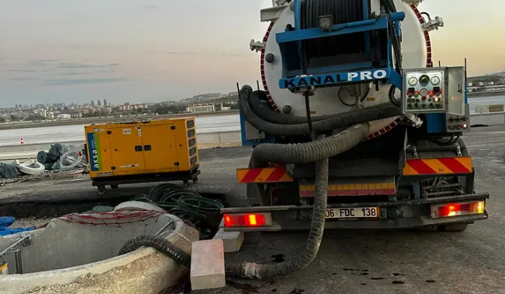 Kanalizasyon hattında vakumlu temizlik çalışması