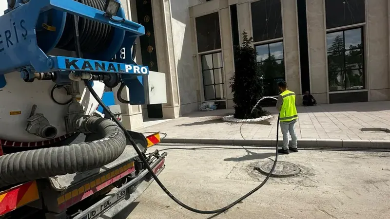 Basınçlı ekipmanla kanal ve rögar yıkama çalışması