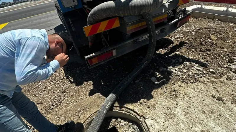 Rögar ağzında vakum hortumuyla temizlik
